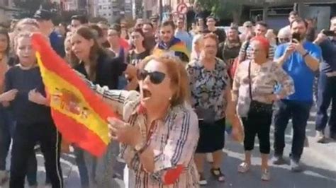 señora gritando bandera españa